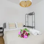 Lumina Cozy 3-Room Apart Near The City Center Apartment